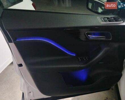 Белый Ягуар Ф-Пейс, объемом двигателя 2 л и пробегом 102 тыс. км за 24500 $, фото 44 на Automoto.ua