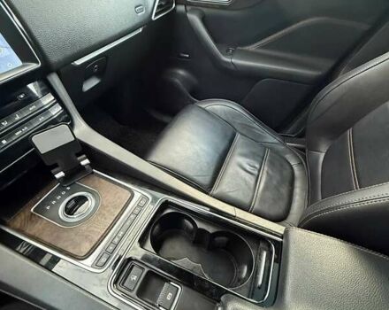 Белый Ягуар Ф-Пейс, объемом двигателя 2 л и пробегом 96 тыс. км за 38000 $, фото 7 на Automoto.ua