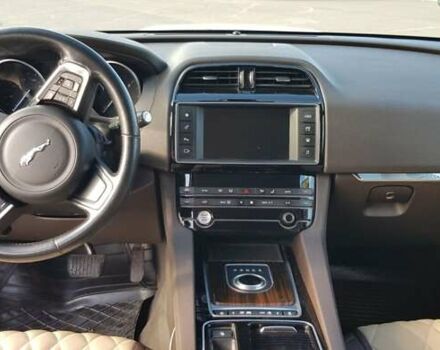 Білий Ягуар Ф-Пейс, об'ємом двигуна 2 л та пробігом 162 тис. км за 27000 $, фото 2 на Automoto.ua