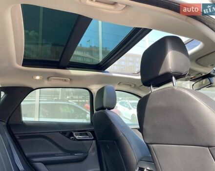 Белый Ягуар Ф-Пейс, объемом двигателя 2 л и пробегом 120 тыс. км за 22900 $, фото 19 на Automoto.ua