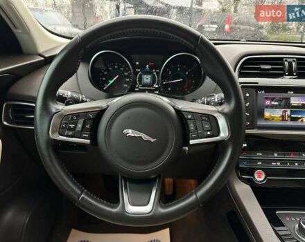 Белый Ягуар Ф-Пейс, объемом двигателя 2 л и пробегом 119 тыс. км за 26000 $, фото 13 на Automoto.ua