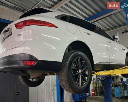 Белый Ягуар Ф-Пейс, объемом двигателя 2 л и пробегом 102 тыс. км за 24500 $, фото 6 на Automoto.ua