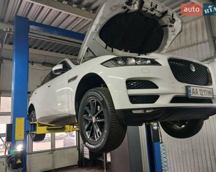 Белый Ягуар Ф-Пейс, объемом двигателя 2 л и пробегом 102 тыс. км за 24500 $, фото 3 на Automoto.ua
