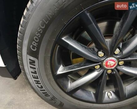 Белый Ягуар Ф-Пейс, объемом двигателя 2 л и пробегом 102 тыс. км за 24500 $, фото 11 на Automoto.ua