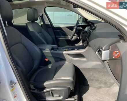 Белый Ягуар Ф-Пейс, объемом двигателя 2 л и пробегом 120 тыс. км за 22900 $, фото 22 на Automoto.ua