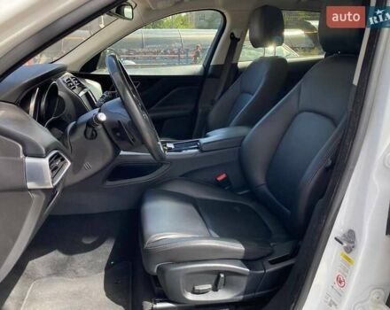 Белый Ягуар Ф-Пейс, объемом двигателя 2 л и пробегом 120 тыс. км за 22900 $, фото 9 на Automoto.ua