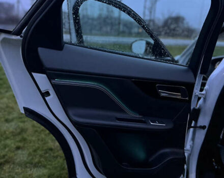 Белый Ягуар Ф-Пейс, объемом двигателя 3 л и пробегом 160 тыс. км за 25500 $, фото 74 на Automoto.ua