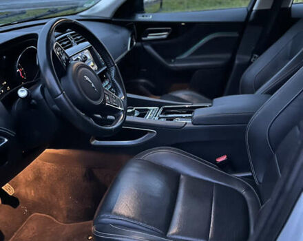 Белый Ягуар Ф-Пейс, объемом двигателя 3 л и пробегом 160 тыс. км за 25500 $, фото 37 на Automoto.ua