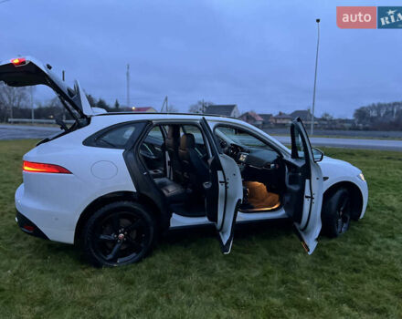 Белый Ягуар Ф-Пейс, объемом двигателя 3 л и пробегом 160 тыс. км за 25500 $, фото 72 на Automoto.ua