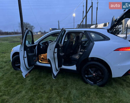 Белый Ягуар Ф-Пейс, объемом двигателя 3 л и пробегом 160 тыс. км за 25500 $, фото 73 на Automoto.ua