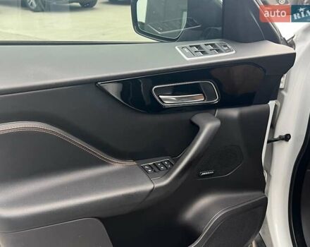 Белый Ягуар Ф-Пейс, объемом двигателя 2 л и пробегом 129 тыс. км за 25590 $, фото 17 на Automoto.ua