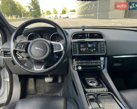 Білий Ягуар Ф-Пейс, об'ємом двигуна 3 л та пробігом 93 тис. км за 29500 $, фото 7 на Automoto.ua