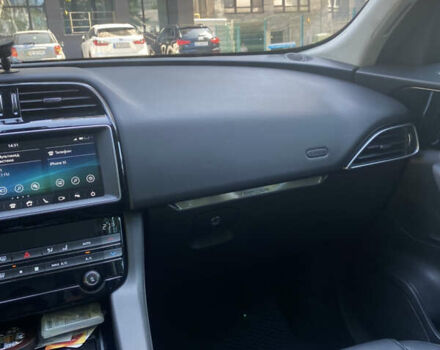 Белый Ягуар Ф-Пейс, объемом двигателя 2 л и пробегом 56 тыс. км за 30000 $, фото 11 на Automoto.ua