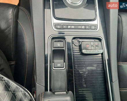 Белый Ягуар Ф-Пейс, объемом двигателя 2 л и пробегом 129 тыс. км за 25590 $, фото 31 на Automoto.ua