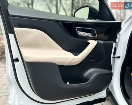 Белый Ягуар Ф-Пейс, объемом двигателя 3 л и пробегом 140 тыс. км за 21500 $, фото 21 на Automoto.ua