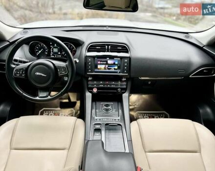 Белый Ягуар Ф-Пейс, объемом двигателя 3 л и пробегом 140 тыс. км за 21500 $, фото 37 на Automoto.ua