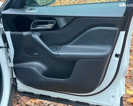 Белый Ягуар Ф-Пейс, объемом двигателя 2 л и пробегом 80 тыс. км за 25990 $, фото 15 на Automoto.ua