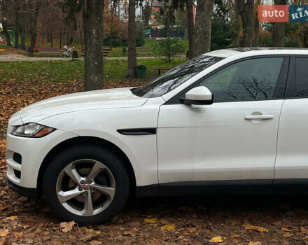Белый Ягуар Ф-Пейс, объемом двигателя 2 л и пробегом 80 тыс. км за 25990 $, фото 8 на Automoto.ua