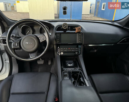 Білий Ягуар Ф-Пейс, об'ємом двигуна 2 л та пробігом 109 тис. км за 24999 $, фото 14 на Automoto.ua