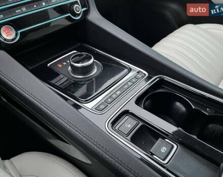 Білий Ягуар Ф-Пейс, об'ємом двигуна 3 л та пробігом 18 тис. км за 23990 $, фото 21 на Automoto.ua