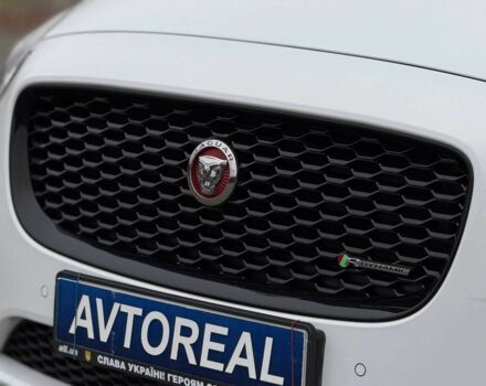 Белый Ягуар Ф-Пейс, объемом двигателя 2 л и пробегом 120 тыс. км за 25500 $, фото 3 на Automoto.ua