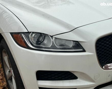 Белый Ягуар Ф-Пейс, объемом двигателя 2 л и пробегом 80 тыс. км за 25990 $, фото 4 на Automoto.ua