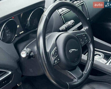 Белый Ягуар Ф-Пейс, объемом двигателя 2 л и пробегом 80 тыс. км за 25990 $, фото 33 на Automoto.ua