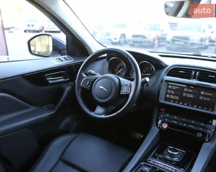 Белый Ягуар Ф-Пейс, объемом двигателя 2 л и пробегом 40 тыс. км за 29500 $, фото 13 на Automoto.ua