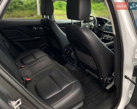 Білий Ягуар Ф-Пейс, об'ємом двигуна 2 л та пробігом 121 тис. км за 23490 $, фото 19 на Automoto.ua