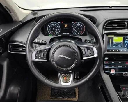 Белый Ягуар Ф-Пейс, объемом двигателя 0 л и пробегом 43 тыс. км за 15400 $, фото 5 на Automoto.ua