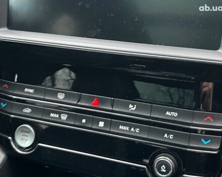 Белый Ягуар Ф-Пейс, объемом двигателя 2 л и пробегом 80 тыс. км за 25990 $, фото 21 на Automoto.ua