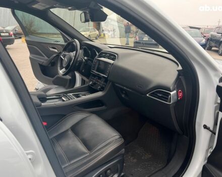 Белый Ягуар Ф-Пейс, объемом двигателя 2 л и пробегом 129 тыс. км за 25590 $, фото 38 на Automoto.ua