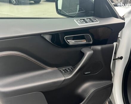 Белый Ягуар Ф-Пейс, объемом двигателя 2 л и пробегом 129 тыс. км за 25590 $, фото 17 на Automoto.ua