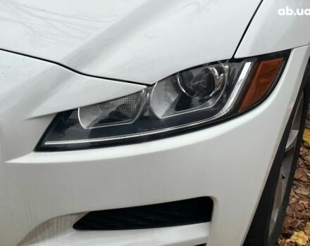 Белый Ягуар Ф-Пейс, объемом двигателя 2 л и пробегом 80 тыс. км за 25990 $, фото 5 на Automoto.ua