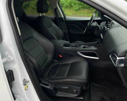 Белый Ягуар Ф-Пейс, объемом двигателя 2 л и пробегом 121 тыс. км за 23990 $, фото 12 на Automoto.ua