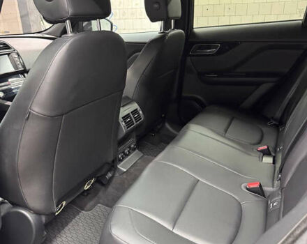 Белый Ягуар Ф-Пейс, объемом двигателя 2 л и пробегом 49 тыс. км за 24000 $, фото 15 на Automoto.ua