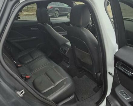 Белый Ягуар Ф-Пейс, объемом двигателя 2 л и пробегом 129 тыс. км за 25400 $, фото 22 на Automoto.ua