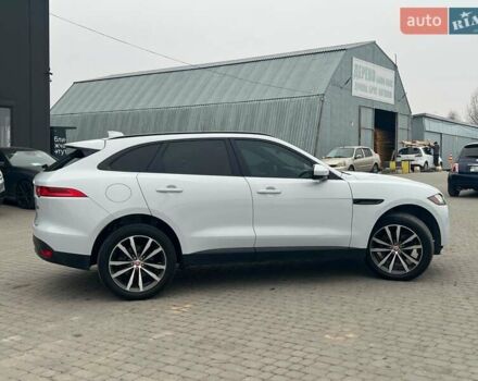 Белый Ягуар Ф-Пейс, объемом двигателя 2 л и пробегом 129 тыс. км за 25590 $, фото 12 на Automoto.ua