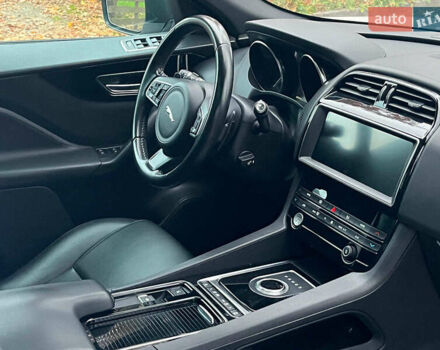 Белый Ягуар Ф-Пейс, объемом двигателя 2 л и пробегом 80 тыс. км за 25990 $, фото 17 на Automoto.ua