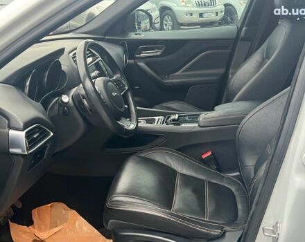 Белый Ягуар Ф-Пейс, объемом двигателя 2 л и пробегом 129 тыс. км за 25590 $, фото 20 на Automoto.ua