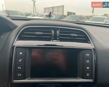 Белый Ягуар Ф-Пейс, объемом двигателя 2 л и пробегом 129 тыс. км за 25590 $, фото 28 на Automoto.ua