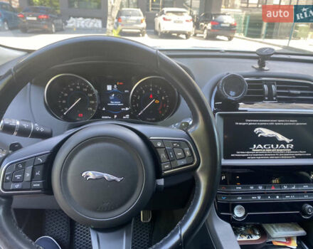 Белый Ягуар Ф-Пейс, объемом двигателя 2 л и пробегом 56 тыс. км за 30000 $, фото 8 на Automoto.ua