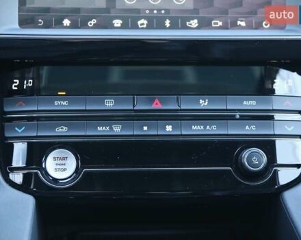 Белый Ягуар Ф-Пейс, объемом двигателя 2 л и пробегом 40 тыс. км за 29500 $, фото 19 на Automoto.ua