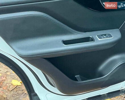 Белый Ягуар Ф-Пейс, объемом двигателя 2 л и пробегом 80 тыс. км за 25990 $, фото 28 на Automoto.ua