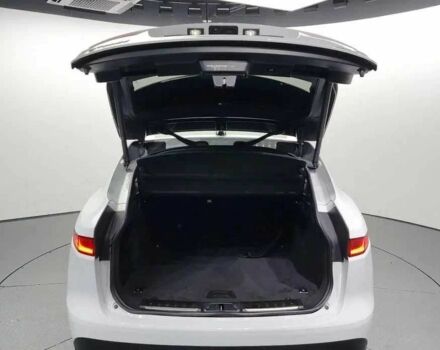 Белый Ягуар Ф-Пейс, объемом двигателя 0 л и пробегом 43 тыс. км за 15400 $, фото 10 на Automoto.ua