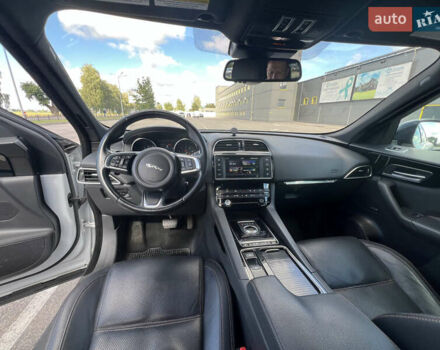 Білий Ягуар Ф-Пейс, об'ємом двигуна 3 л та пробігом 93 тис. км за 29500 $, фото 11 на Automoto.ua