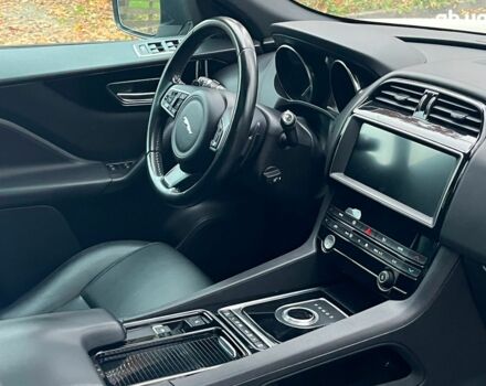 Белый Ягуар Ф-Пейс, объемом двигателя 2 л и пробегом 80 тыс. км за 25990 $, фото 17 на Automoto.ua