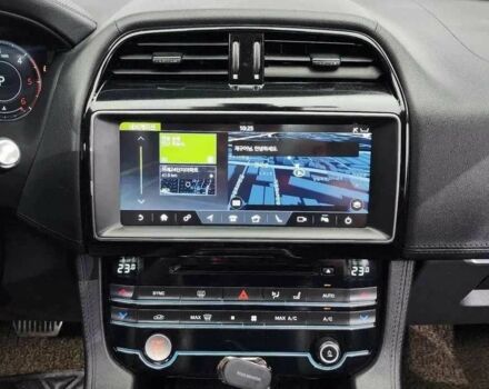 Белый Ягуар Ф-Пейс, объемом двигателя 0 л и пробегом 43 тыс. км за 15400 $, фото 6 на Automoto.ua