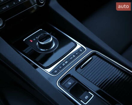 Белый Ягуар Ф-Пейс, объемом двигателя 2 л и пробегом 40 тыс. км за 29500 $, фото 20 на Automoto.ua