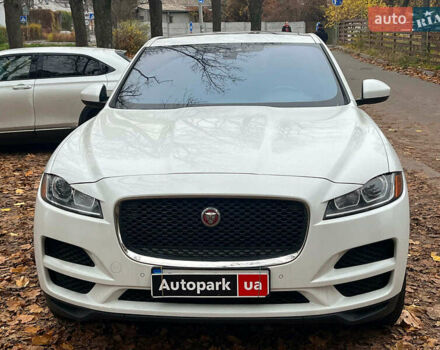 Белый Ягуар Ф-Пейс, объемом двигателя 2 л и пробегом 80 тыс. км за 25990 $, фото 2 на Automoto.ua